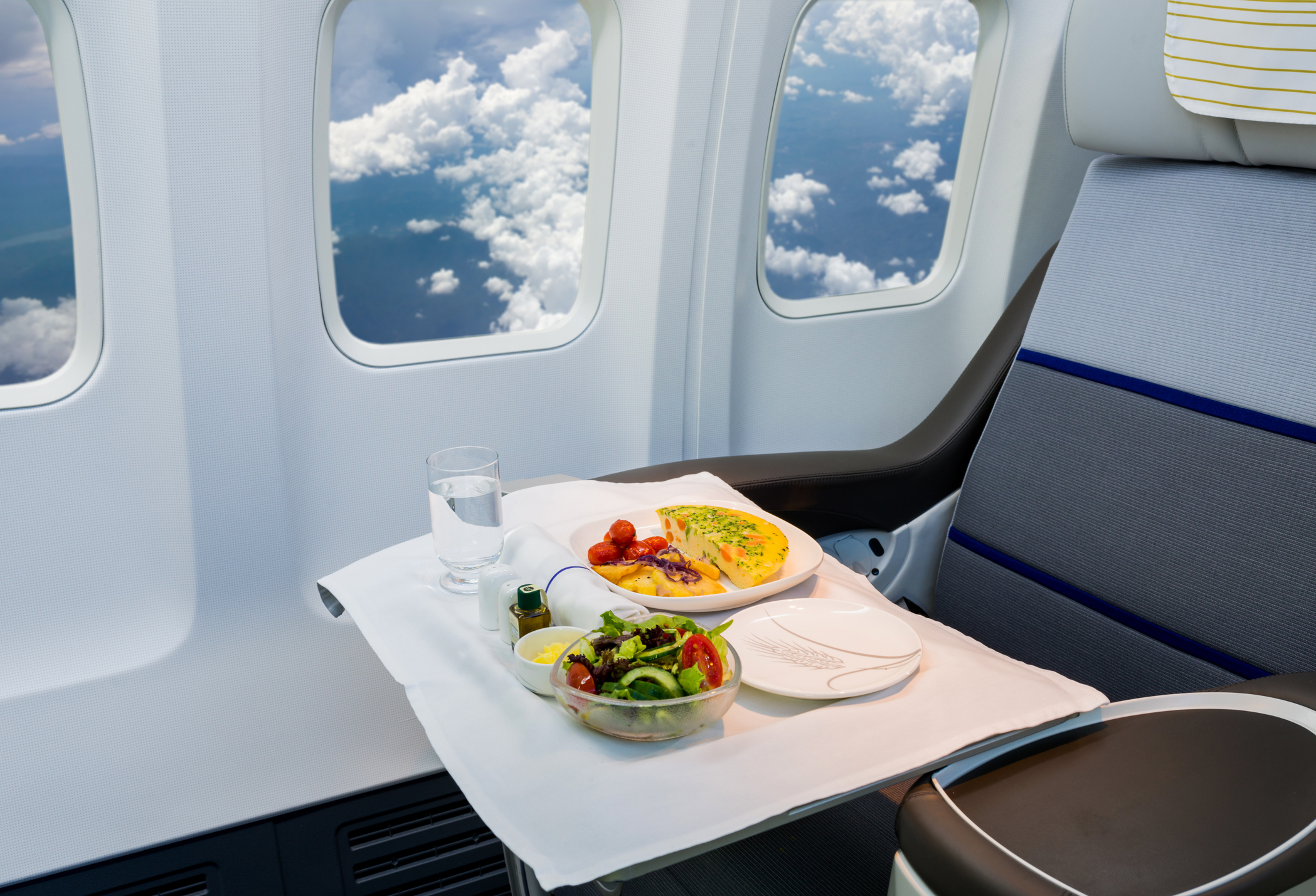 Столик в самолете. Еда в самолете. Столик с едой в самолете. Столовая в самолете. Столик в самолёте пассажира.